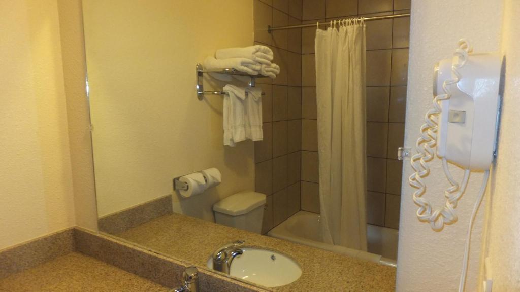 Turtle Bay Lodge Redding Room photo
